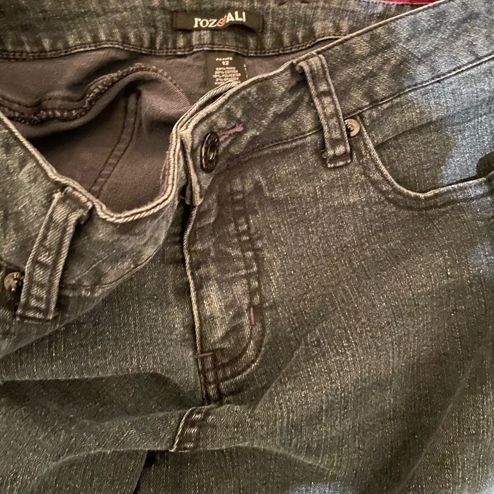 ROZ & ALI Black Bootcut Mid Rise
Stretchy Jeans W sequins/embroidery
Petite 12 - Picture 2 of 14